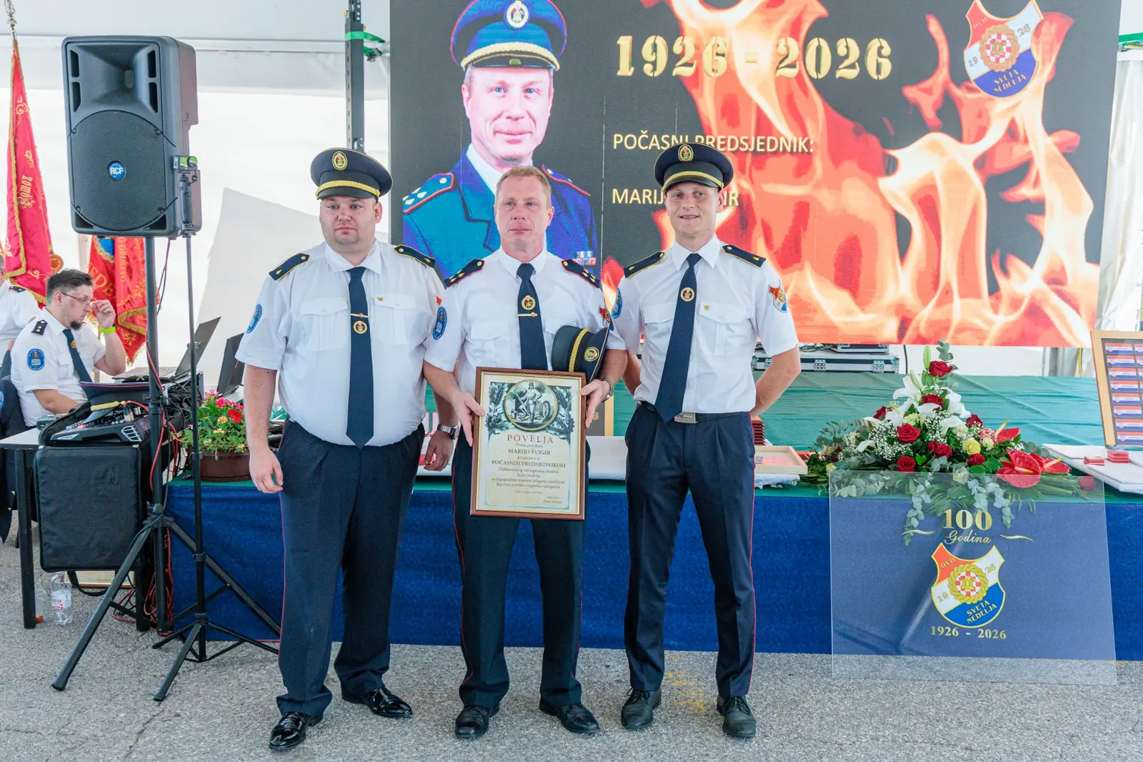 Počasni predsjednik Marijo Švigir s članovima DVD-a Sveta Nedelja