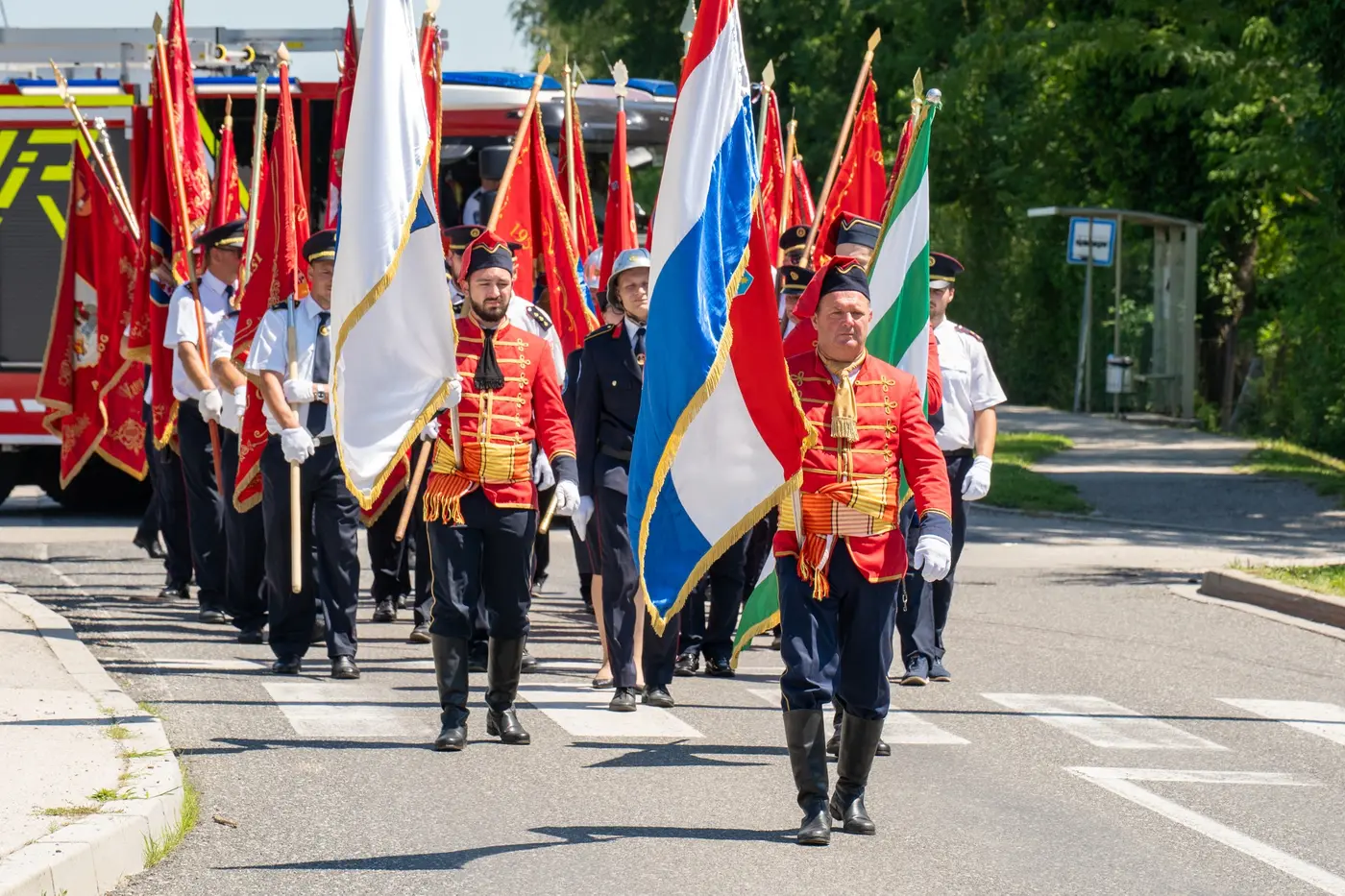 Vatrogasna povorka sa zastavama